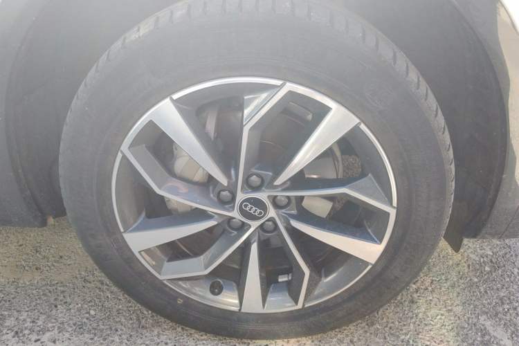 Used Audi Q5L 2022 40T Luxury Elegant Model Right Front Wheel Hub