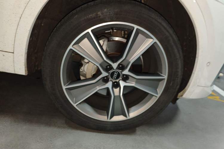 Used Audi Q5L 2022 Updated 45T Luxury Dynamic Version Right Front Wheel Hub