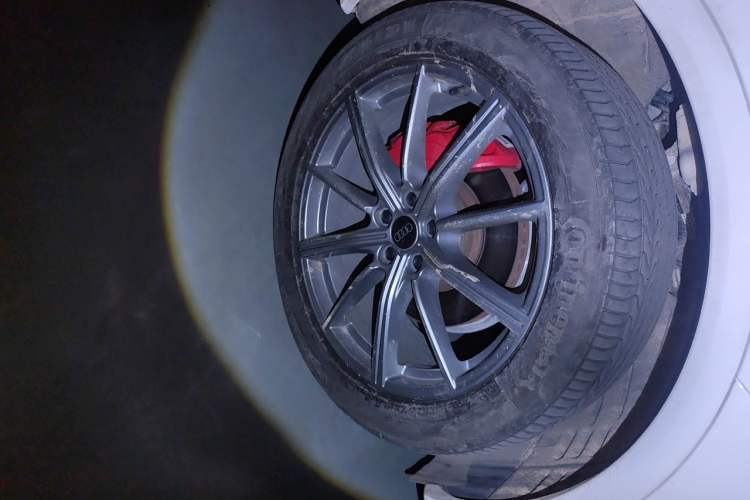 Used Audi Q5L 2022 40T Fashionable and Dynamic Model Right Front Wheel Hub