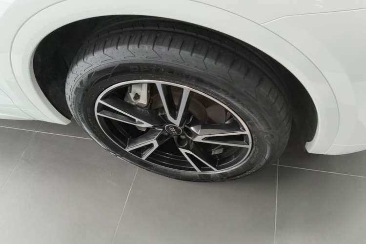 Used Audi Q5L 2022 40T Fashionable and Dynamic Model Right Front Wheel Hub