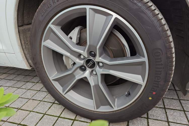 Used Audi Q5L 2022 Updated Version 45T Luxury Prestige Edition Right Front Wheel Hub
