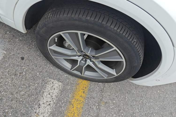 Used Audi Q5L 2022 Updated Version 45T Luxury Prestige Edition Right Front Wheel Hub