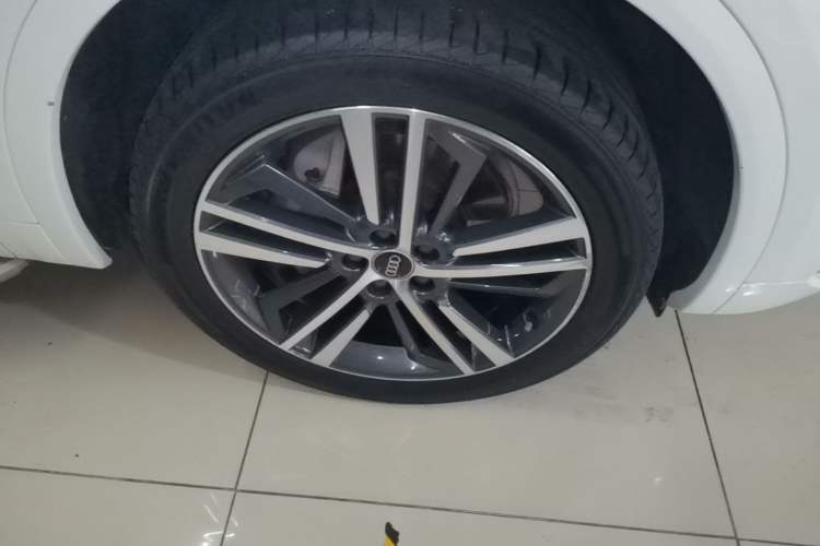Used Audi Q5L 2022 40T Fashionable and Dynamic Model Right Front Wheel Hub