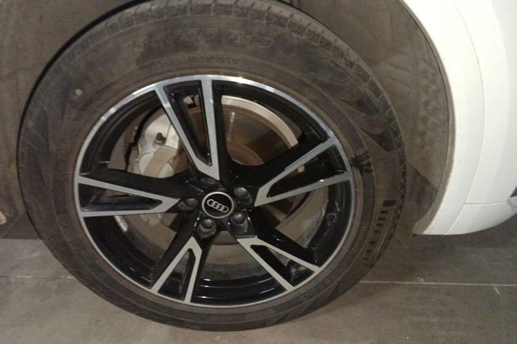 Used Audi Q5L 2022 40T Fashionable and Elegant Model Right Front Wheel Hub