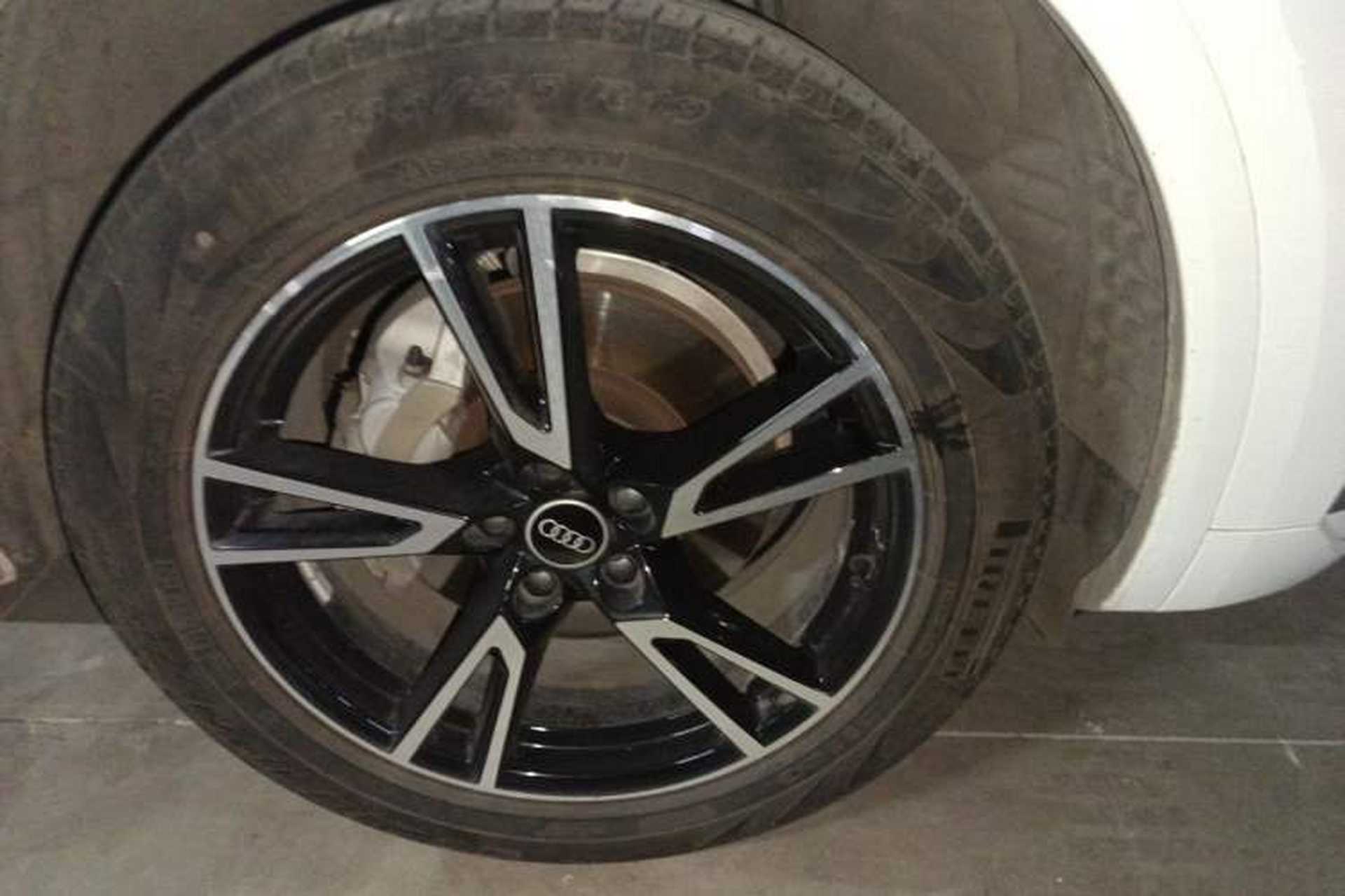Used Audi Q5L 2022 40T Fashionable and Elegant Model Right Front Wheel Hub