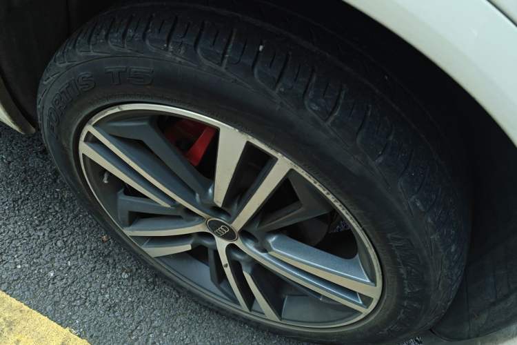Used Audi Q5L 2022 40T Fashionable and Dynamic Model Right Front Wheel Hub