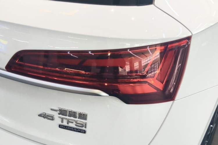Used Audi Q5L 2022 40T Fashionable and Dynamic Model Right Rear Taillight