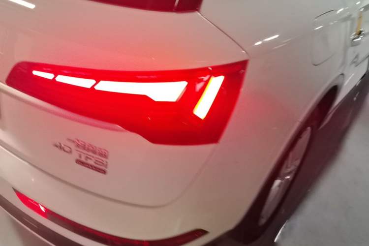 Used Audi Q5L 2022 40T Fashionable and Elegant Model Right Rear Taillight