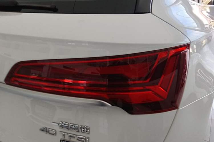 Used Audi Q5L 2022 40T Fashionable and Elegant Model Right Rear Taillight