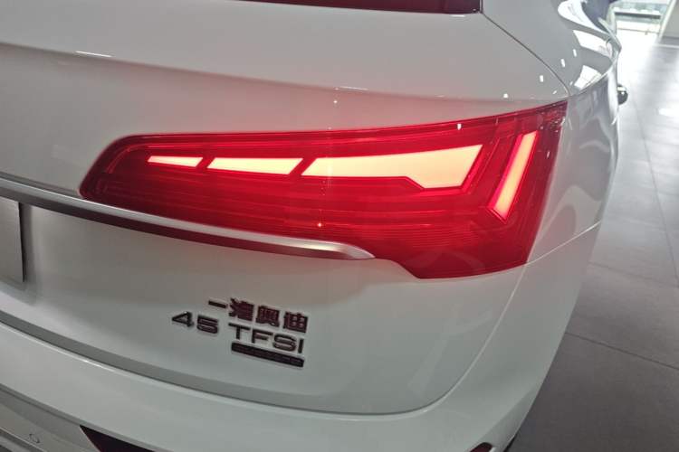 Used Audi Q5L 2022 40T Luxury Dynamic Model Right Rear Taillight