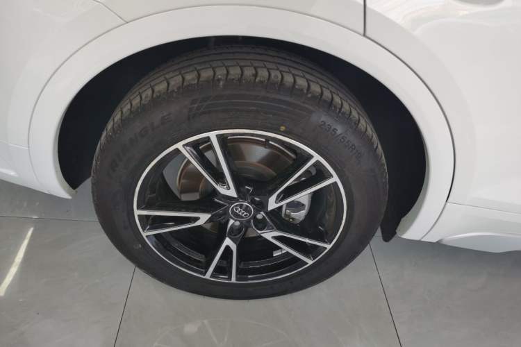 Used Audi Q5L 2022 40T Fashionable and Dynamic Model Right Rear Wheel Hub