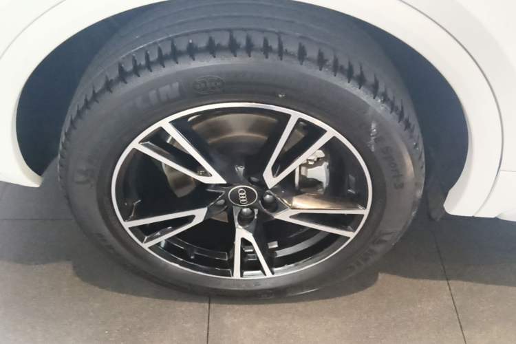 Used Audi Q5L 2022 40T Fashionable and Dynamic Model Right Rear Wheel Hub