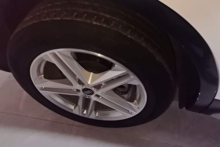 Used Audi Q5L 2022 40T Fashionable and Elegant Model Right Rear Wheel Hub