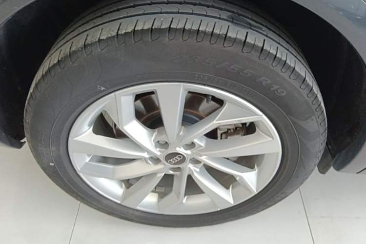 Used Audi Q5L 2022 40T Fashionable and Elegant Model Right Rear Wheel Hub