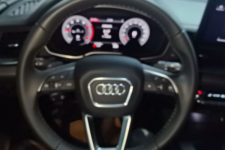Used Audi Q5L 2022 40T Fashionable and Elegant Model Steering Wheel