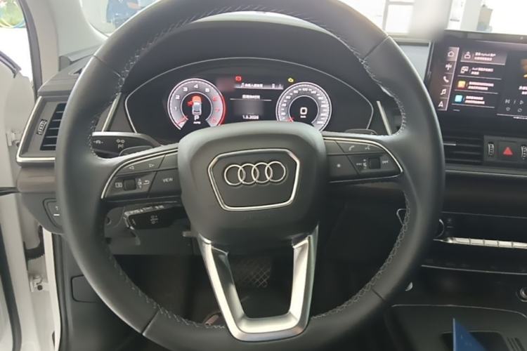 Used Audi Q5L 2022 40T Fashionable and Elegant Model Steering Wheel