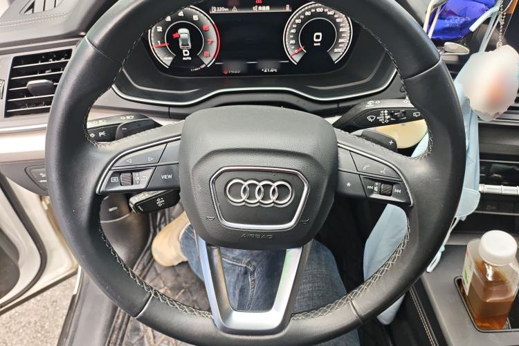 Used Audi Q5L 2022 40T Fashionable and Elegant Model Steering Wheel