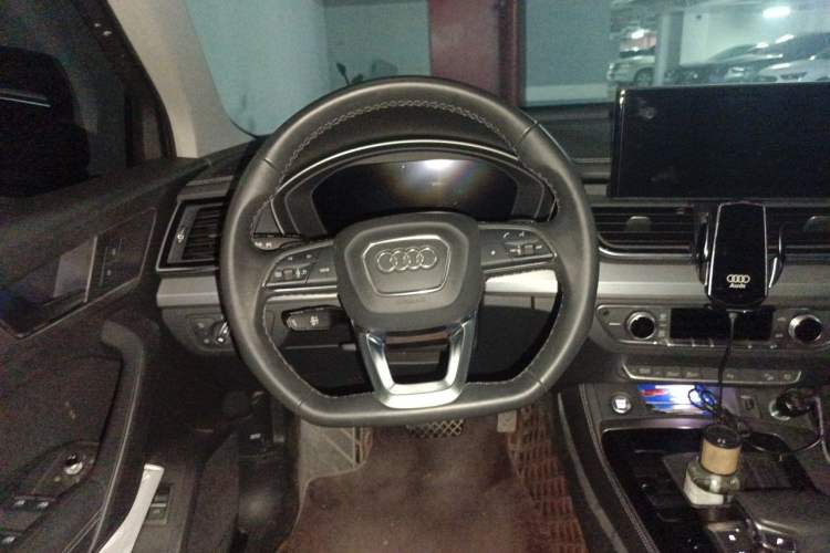 Used Audi Q5L 2022 40T Fashionable and Elegant Model Steering Wheel
