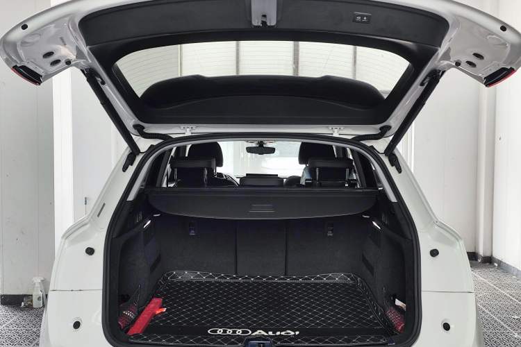 Used Audi Q5L 2022 40T Luxury Dynamic Model Trunk