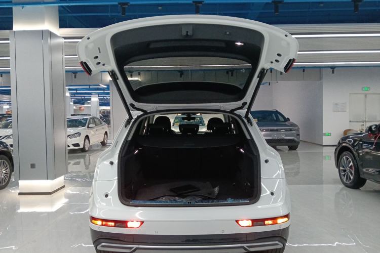 Used Audi Q5L 2022 40T Fashionable and Elegant Model Trunk