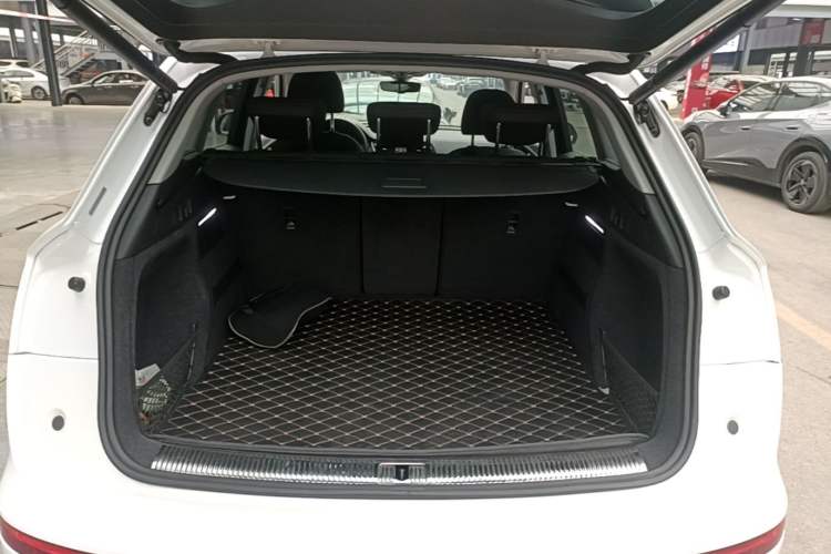 Used Audi Q5L 2022 40T Luxury Elegant Model Trunk