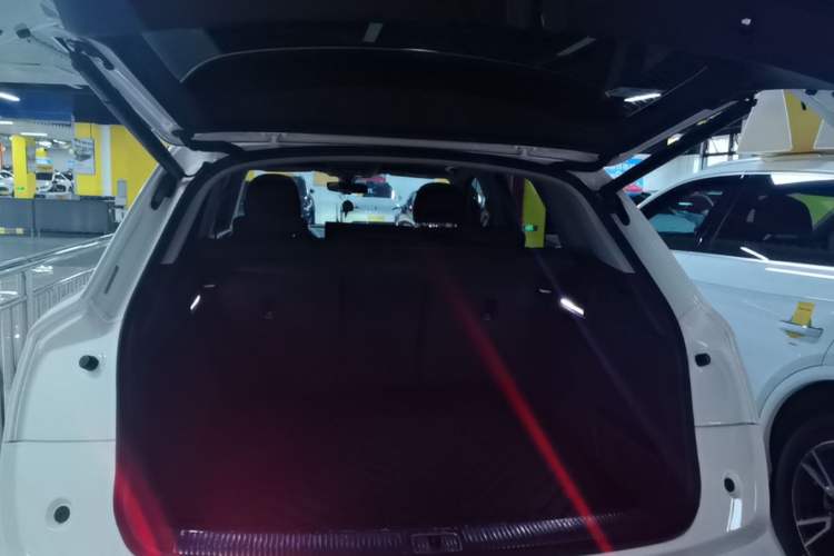 Used Audi Q5L 2022 40T Fashionable and Elegant Model Trunk