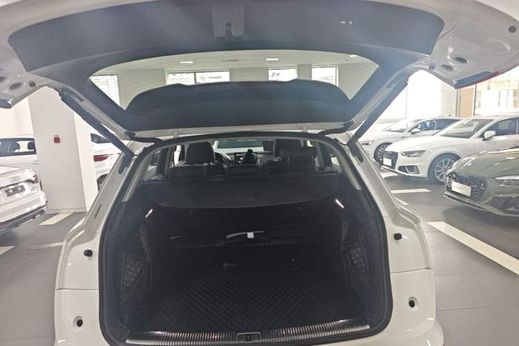 Used Audi Q5L 2022 40T Luxury Dynamic Model Trunk