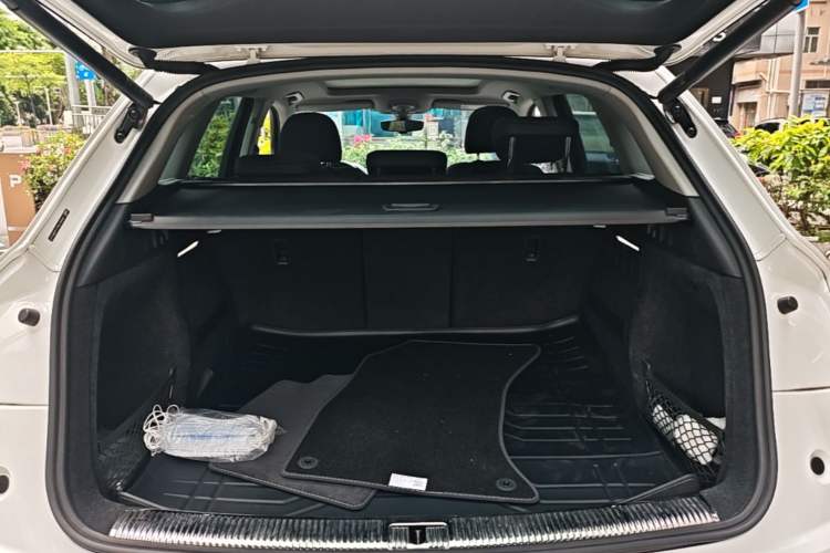 Used Audi Q5L 2022 40T Fashionable and Dynamic Model Trunk