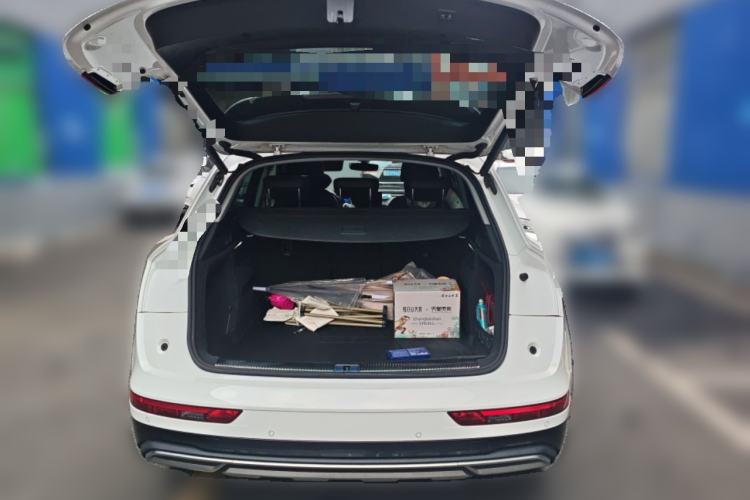 Used Audi Q5L 2022 40T Fashionable and Elegant Model Trunk