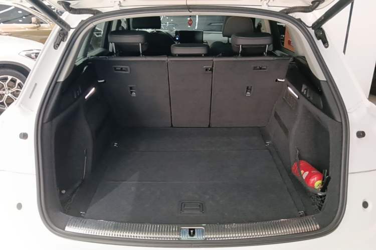 Used Audi Q5L 2022 40T Fashionable and Dynamic Model Trunk