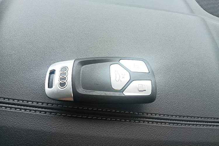 Used Audi Q5L 2022 40T Fashionable and Dynamic Model Vehicle Key