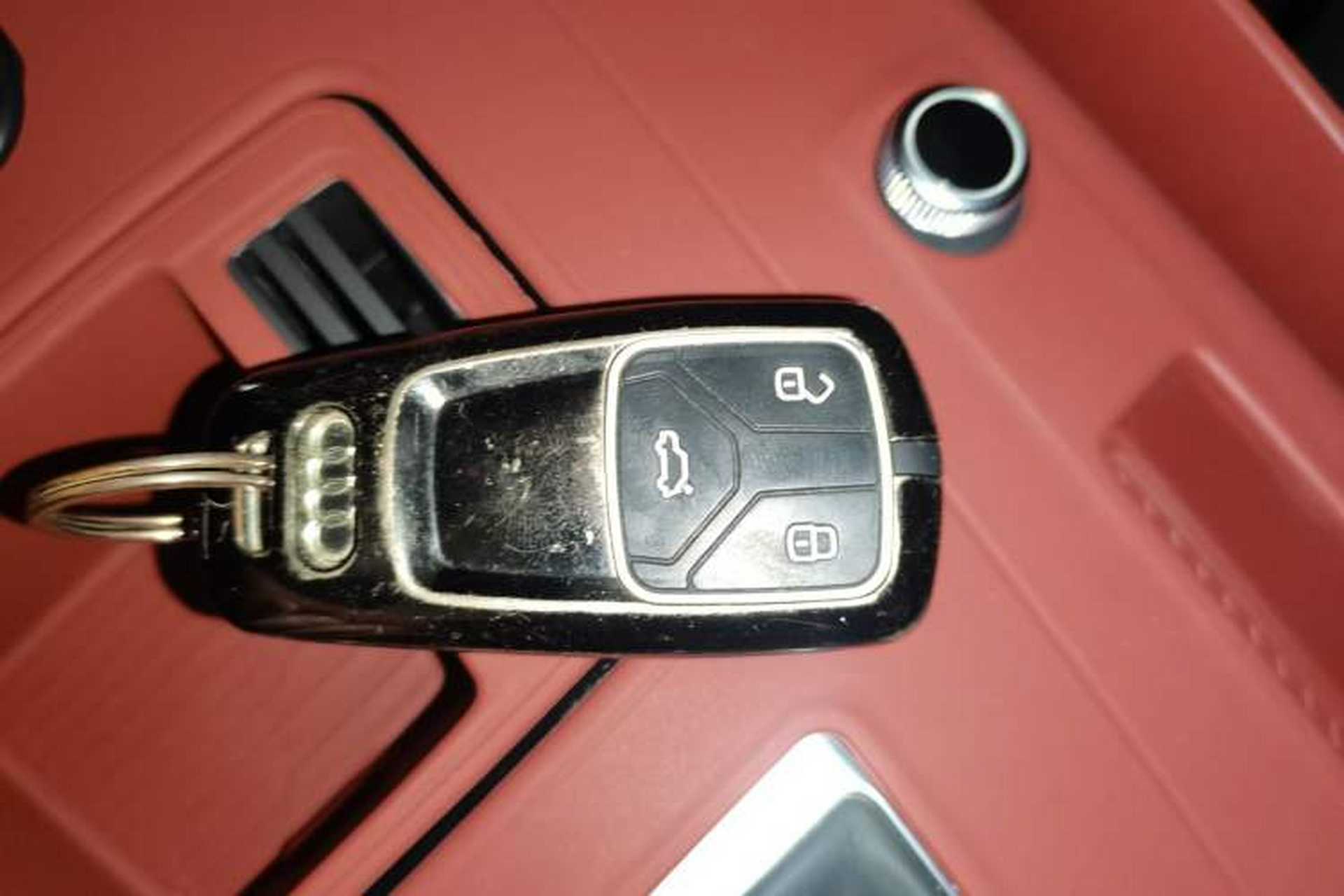 Used Audi Q5L 2022 40T Fashionable and Dynamic Model Vehicle Key