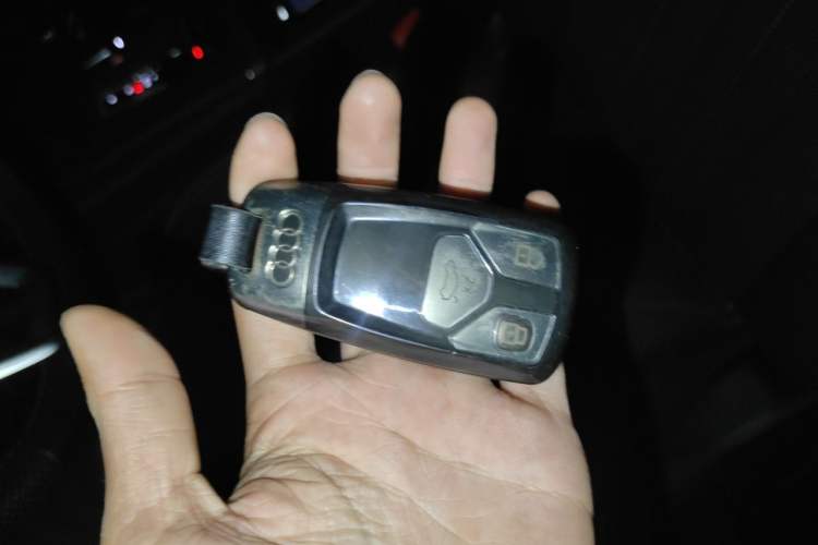Used Audi Q5L 2022 40T Luxury Elegant Model Vehicle Key
