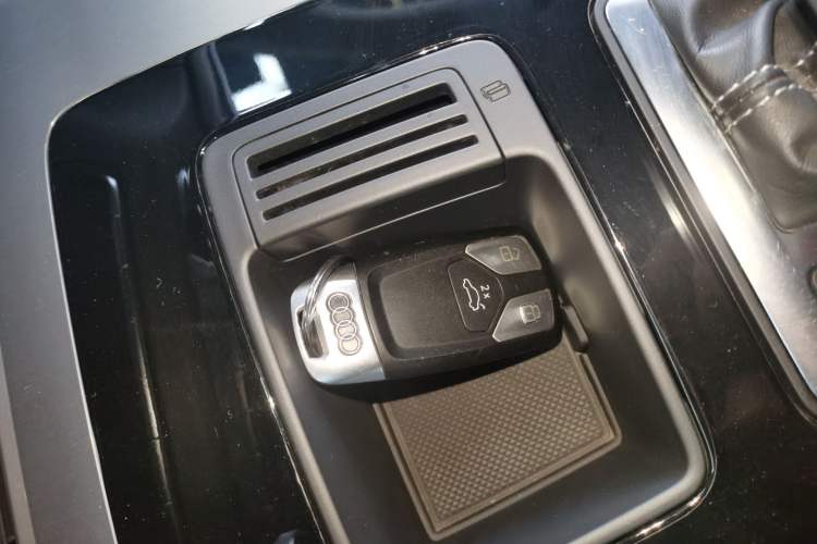Used Audi Q5L 2022 40T Fashionable and Dynamic Model Vehicle Key