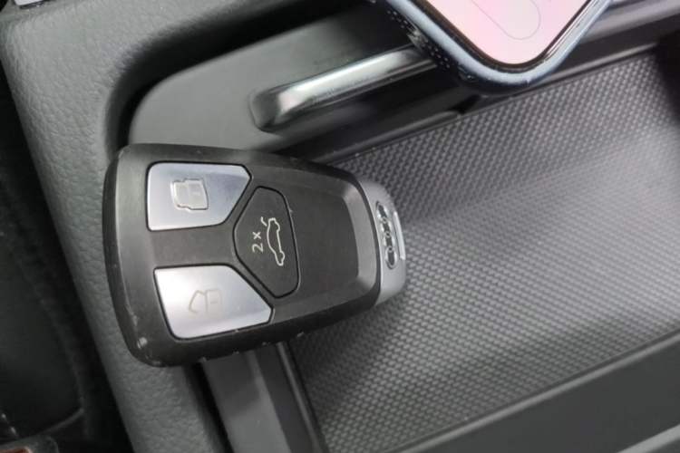 Used Audi Q5L 2022 40T Fashionable and Dynamic Model Vehicle Key