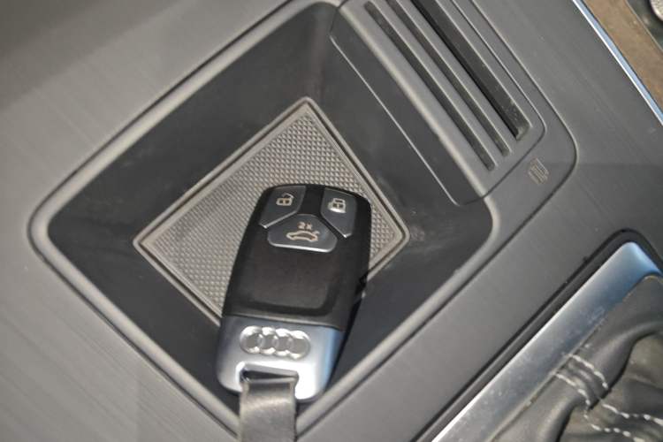 Used Audi Q5L 2022 40T Luxury Elegant Model Vehicle Key