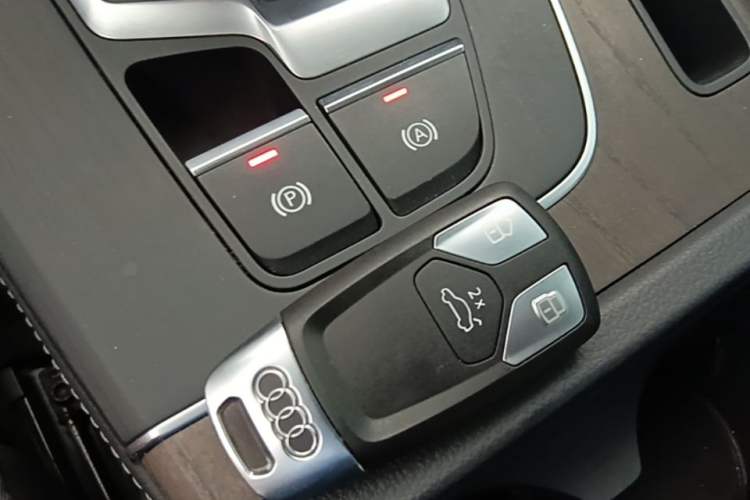 Used Audi Q5L 2022 40T Fashionable and Elegant Model Vehicle Key