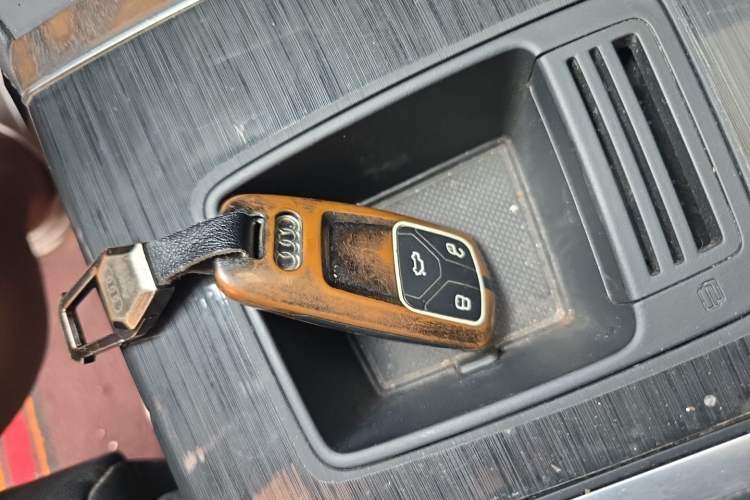 Used Audi Q5L 2022 40T Luxury Elegant Model Vehicle Key