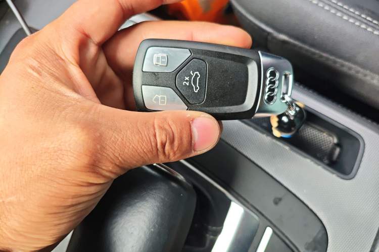 Used Audi Q5L 2022 40T Fashionable and Elegant Model Vehicle Key