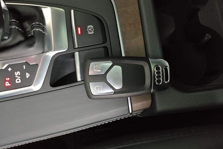 Used Audi Q5L 2022 Updated Version 40T Luxury Elegant Edition Vehicle Key