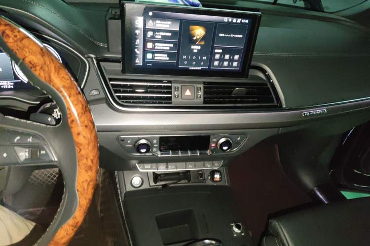 Used Audi Q5L 2023 40T Luxury Dynamic Model Audio And AC Panel