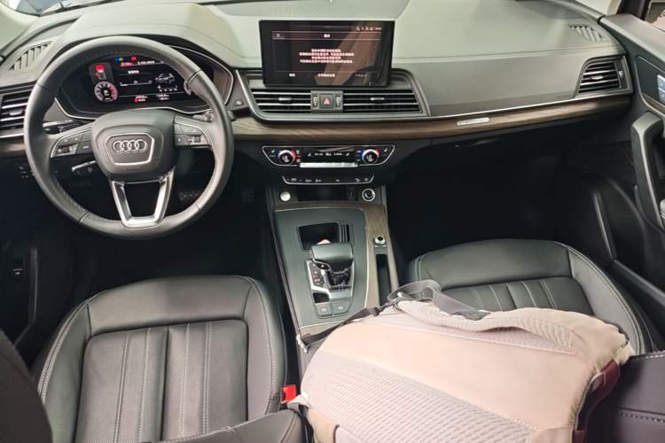 Used Audi Q5L 2023 40T Luxury Elegant Model Center Console