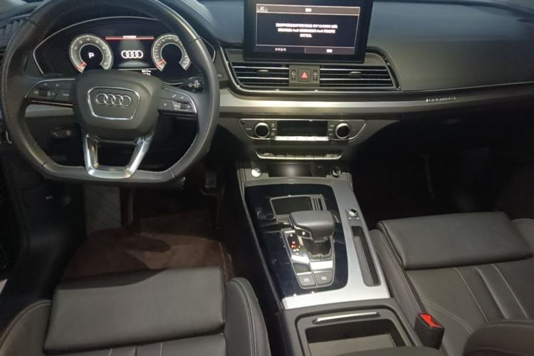 Used Audi Q5L 2023 40T Fashionable and Dynamic Edition Center Console