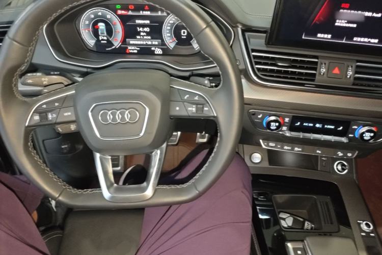 Used Audi Q5L 2023 40T Fashionable and Dynamic Edition Center Console