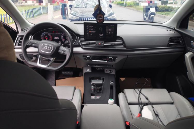 Used Audi Q5L 2023 40T Fashionable and Dynamic Edition Center Console