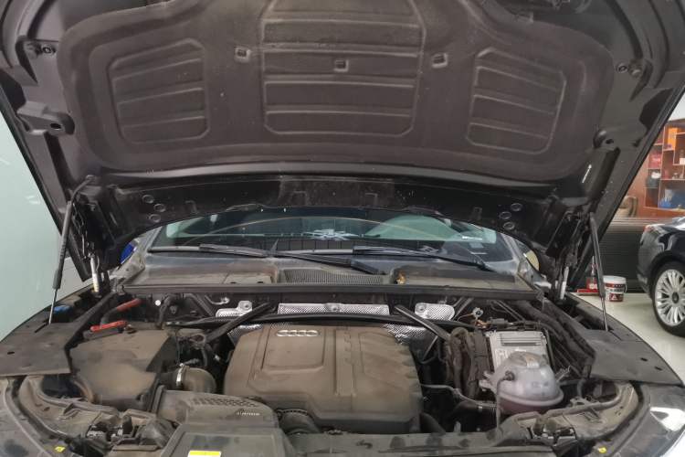 Used Audi Q5L 2023 40T Luxury Elegant Model Engine Bay