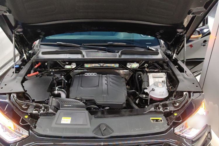 Used Audi Q5L 2023 40T Luxury Dynamic Model Engine Bay