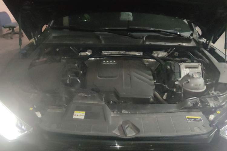 Used Audi Q5L 2023 40T Luxury Dynamic Model Engine Bay