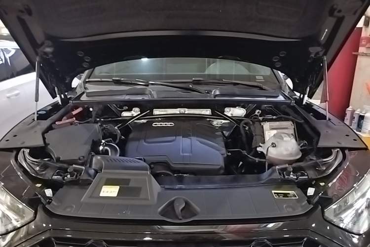 Used Audi Q5L 2023 40T Luxury Dynamic Model Engine Bay