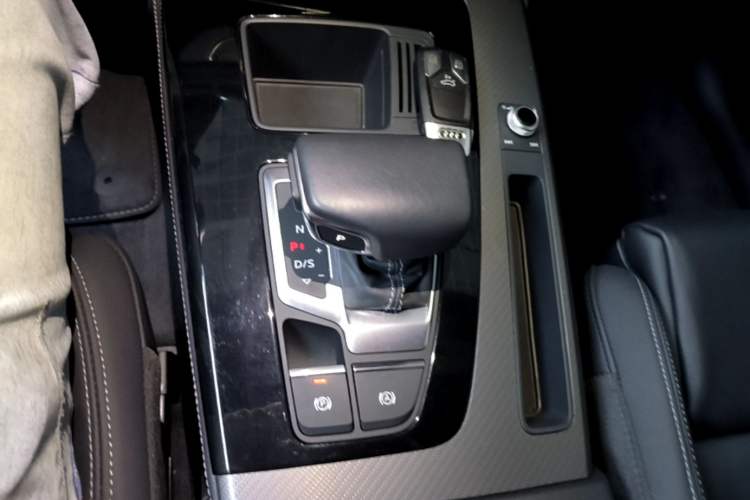 Used Audi Q5L 2023 40T Luxury Dynamic Model Gear Lever